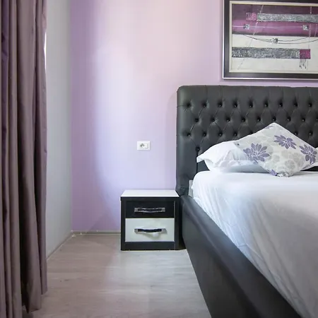 Lord's Center Apartment *
